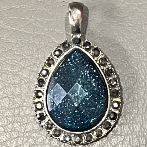Vintage teardrop shaped pendant surrounded by small stones in polished metal - Picture 1 of 6